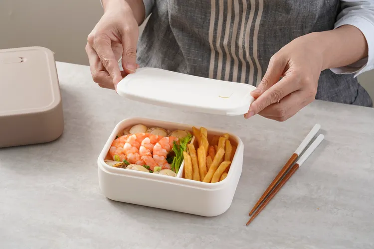 樂扣樂扣「方方矽膠分隔便當盒」，以100%鉑金食品級矽膠打造，耐熱高達200°C，可用於微波、電鍋、沸水等多種加熱方式。雙分隔分隔設計，飯菜不混味，3:2比例兼顧營養。透氣孔設計讓蒸氣循環，保持食材新鮮美味；盒身加厚不易變形，一體成型清潔無死角。LocknLock樂扣樂扣提供