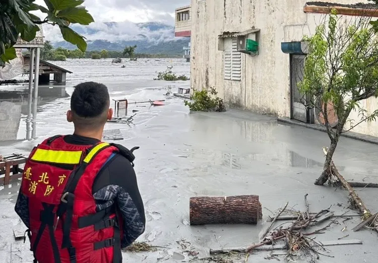 北市搜救隊6車21人趕赴花蓮，全力投入救災行動。翻攝蔣萬安臉書