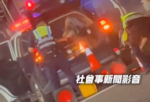 台中警車後車廂突「冒火」 2警忙滅火!警方:備用電瓶釀禍