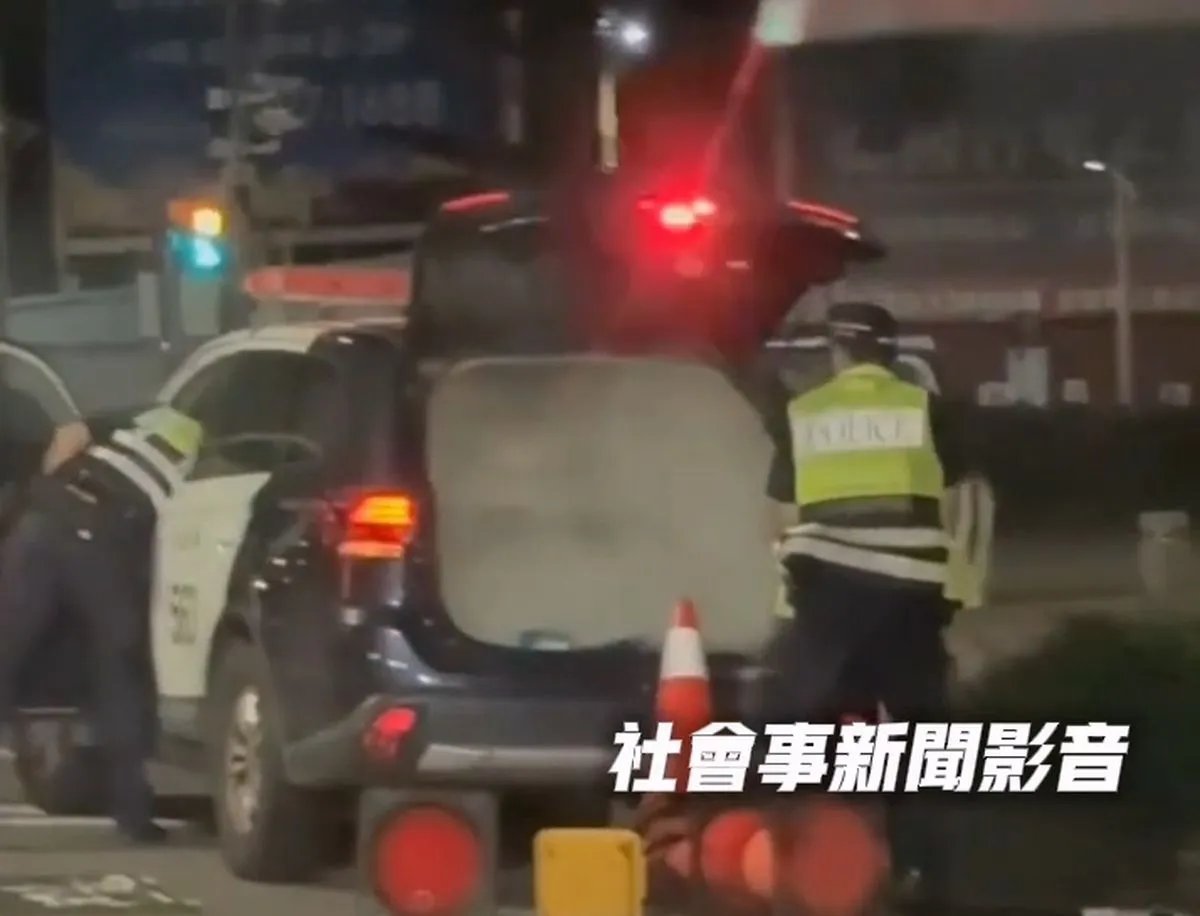 警员以车上的灭火器扑灭火势,经查是用来启动警车警示灯、警鸣器的备用电瓶起火。翻摄「社会事新闻影音」