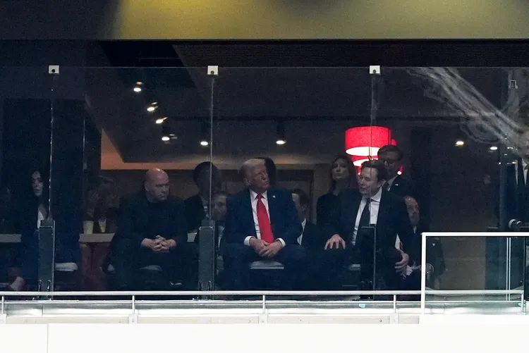 2人座位用防彈玻璃保護。美聯社