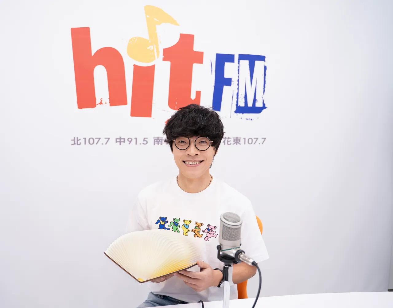 卢广仲为电台主持兼宣传新专辑《HeartBreakFast 伤心早餐店》。Hit Fm联播网提供