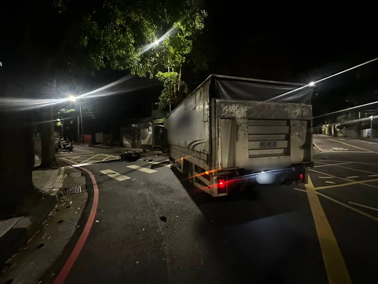 洪姓騎士當場連人帶車被貨車撞飛,重摔在地,現場留下一大灘血跡。翻攝畫面