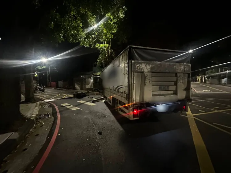 洪姓騎士當場連人帶車被貨車撞飛，重摔在地，現場留下一大灘血跡。翻攝畫面