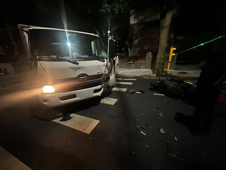 貨車沿著五股區水碓二路正要左轉水碓五路，與直行機車迎面相撞，相關肇事責任有待警方釐清。翻攝畫面