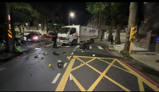 五股死亡車禍! 19歲騎士迎面撞貨車 噴飛重摔躺血泊亡