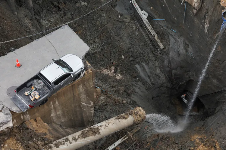 有輛豐田皮卡剛好停在天坑邊緣，只差幾公分就要墜落，駕駛緊急棄車逃生。路透社