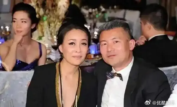 那英(左)和孟桐结婚19年。翻摄优酷娱乐微博
