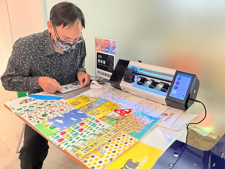 提供會員「膜來速」現場背膜客製服務，打造專屬新機風格。趙筱文攝