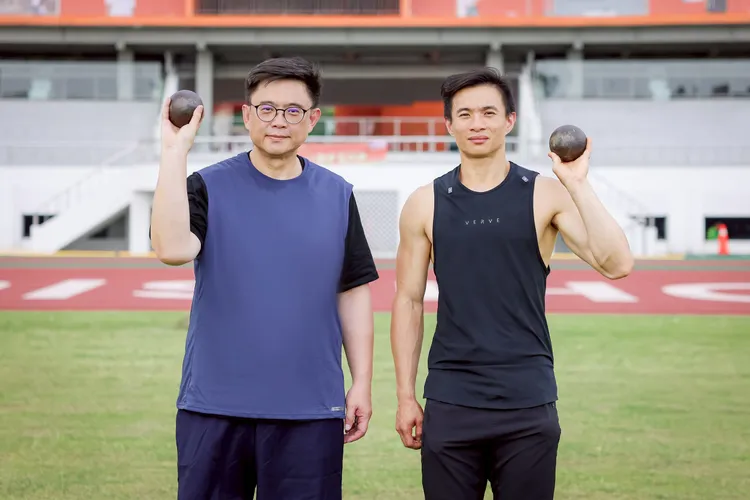 賴瑞隆特別邀請現任自由體能訓練師的王昱翔至苓雅運動園區交流。賴瑞隆辦公室提供