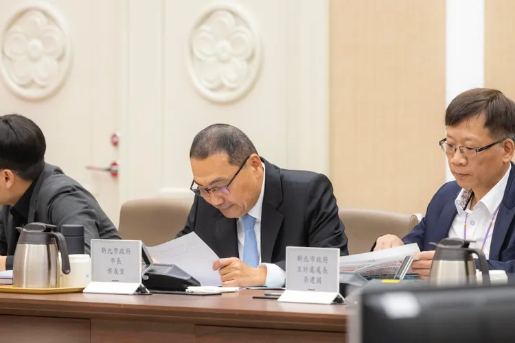 新北市長侯友宜13日赴行政院討論財劃法。新北市府提供