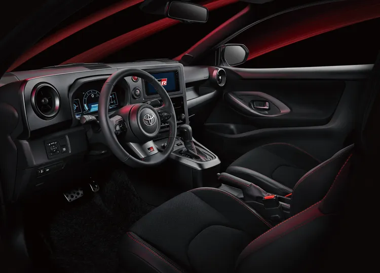 GR YARiS自排車型採用駕駛導向戰鬥座艙設計。業者提供