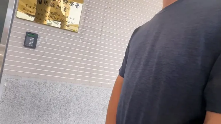 遭到波及的陳姓駕駛說明被火燒車撞上的過程。民眾提供