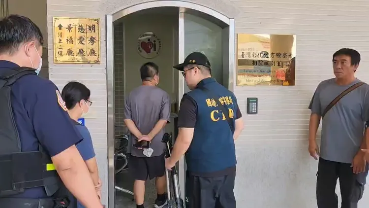 柯男開賓士追撞大貨車釀火燒車致死，檢警上午完成相驗。民眾提供