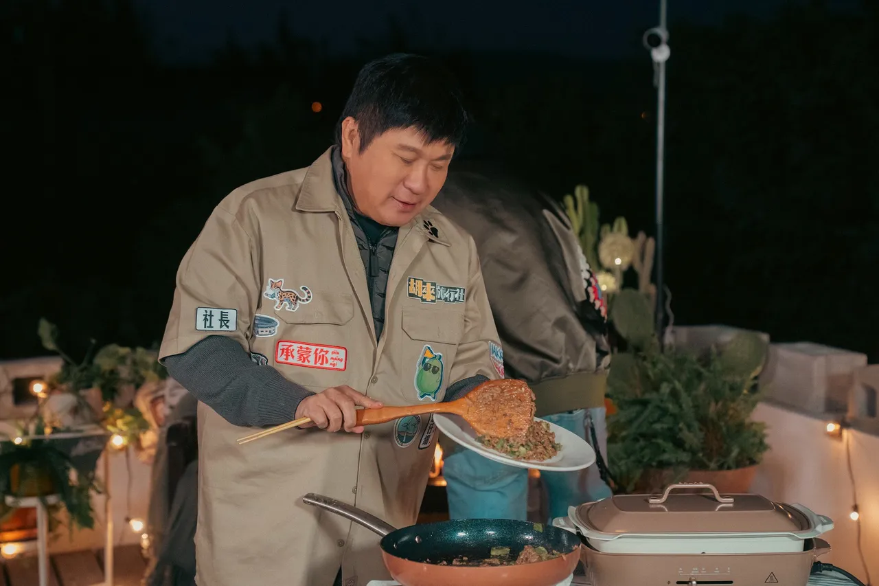 胡瓜的招牌料理「青椒炒肉丝」,差点把厨房烧了。客家电视台提供