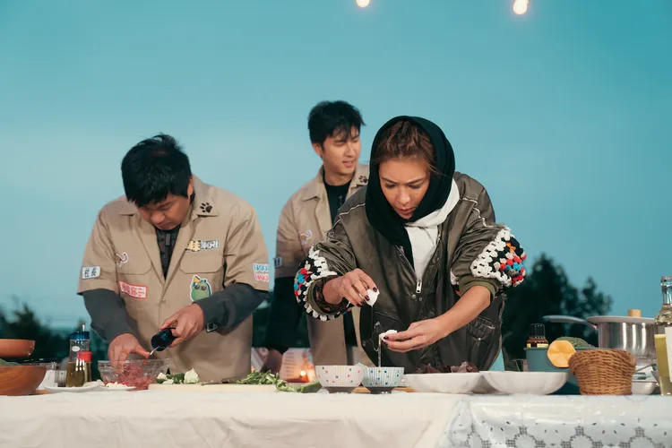 小禎（右）煮義大利麵，意外道出一段當年見家長趣事。客家電視台提供