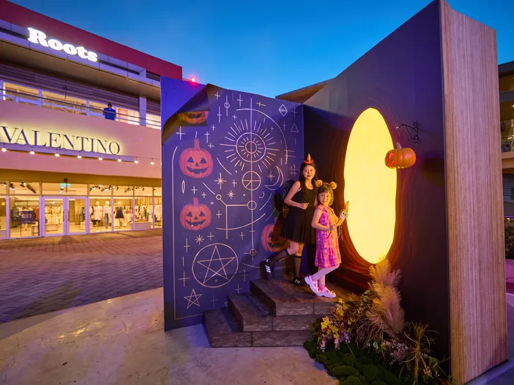 想要入村就需先唸出巨型咒語書書頁左側散發金光的南瓜咒語。業者提供