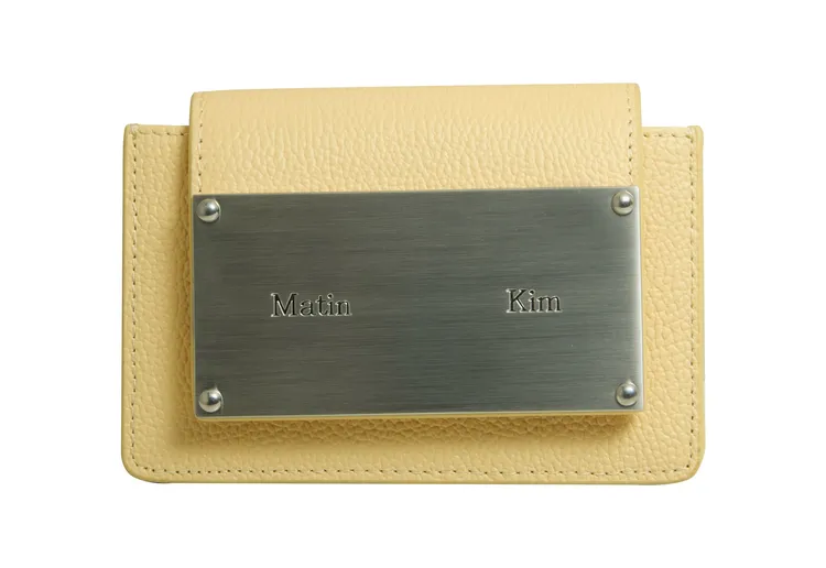 Matin Kim的經典鐵牌風琴皮夾，只要四折價990元就買得到。業者提供