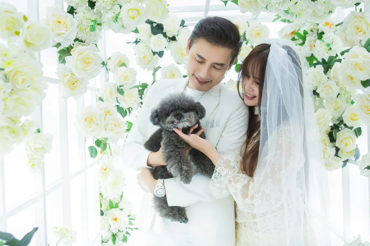包伟铭抱著爱犬一同拍婚纱照。翰森娱乐提供