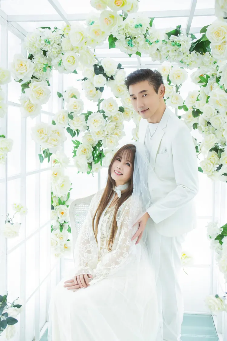 包偉銘與愛妻曬恩愛。翰森娛樂提供