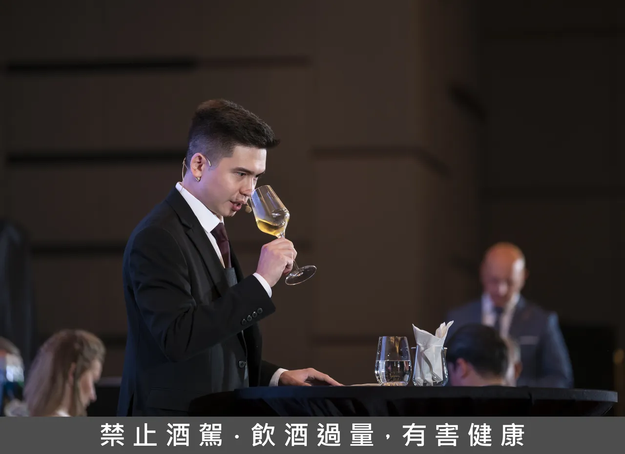哈萨克的 Ratmir Akhmetov进行白酒盲品。业者提供