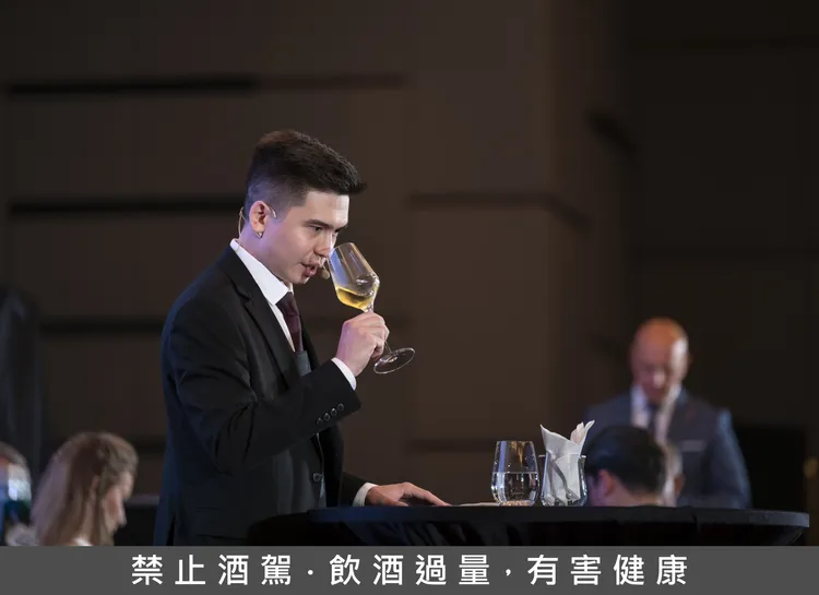 哈薩克的 Ratmir Akhmetov進行白酒盲品。業者提供