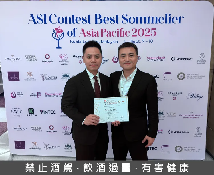 臺灣選手邱煥元(左)與台灣侍酒師協會理事長夏豪均(右)。業者提供