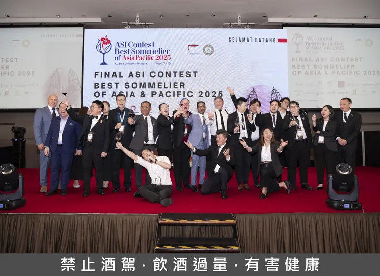 賽後本屆各地區的入圍侍酒師候選人與評審開心合照。業者提供