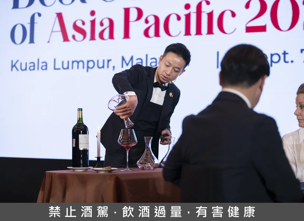 Reeze Choi醒酒Lalande-de-Pomerol Magnum。业者提供