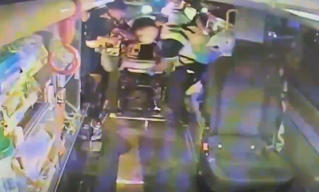 2人经送医抢救后不治。翻摄画面