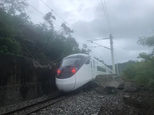 台铁新自强号撞落石出轨!台东山里至鹿野不通