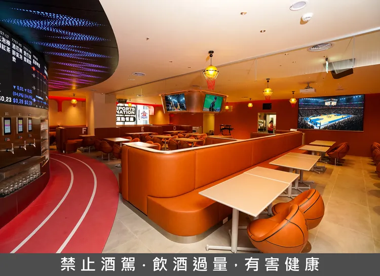 SPORTS NATION運動餐廳台南小北門店輕奢空間設計以橘色系搭配金屬未來感，籃球造型座椅、賽道地板超有戲，勢必為南台灣帶來最Chill、最潮的運動餐廳風潮。 業者提供
