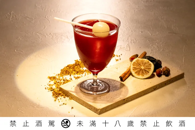 亞洲50大酒吧unDer lab為SPORTS NATION運動餐廳親自設計台南風味限定特調「赤崁樓」，融合桂花烏梅湯、洛神花、紫蘇與玫瑰等在地香氣，以威士忌與琴酒為基底，展現溫潤且馥郁的台式復古新詮釋。 業者提供
