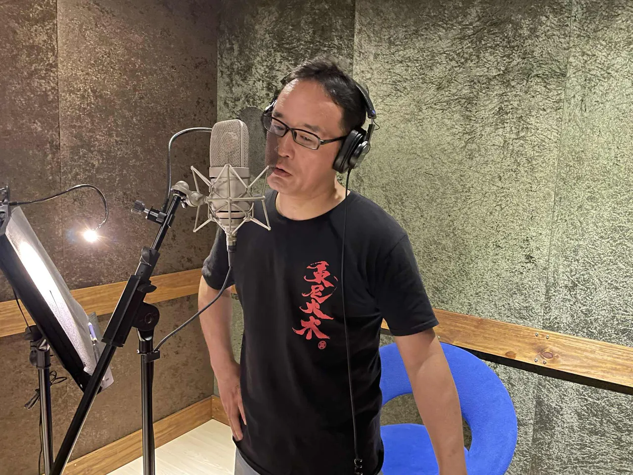 东尼大木进录音室配唱新歌。金陛娱乐制作有限公司提供