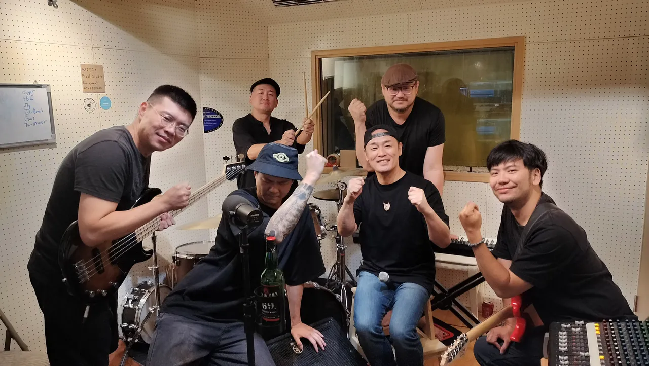 东尼大木(右二)与张三对一起录音。金陛娱乐制作有限公司提供
