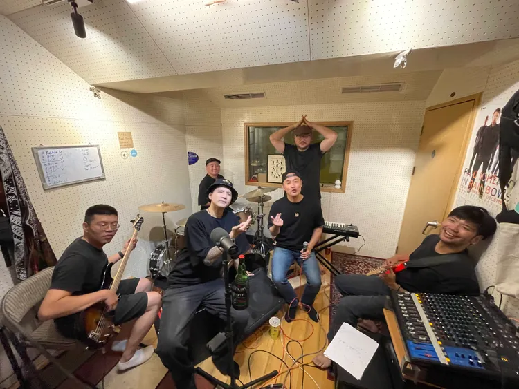 東尼大木(中)與張三團隊一同錄音筆招牌手勢。金陛娛樂製作有限公司提供