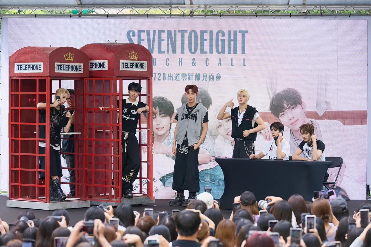 「SEVENTOEIGHT」透过「电话亭情话男友」模式跟粉丝一对一专属交流告白。天空娱乐提供