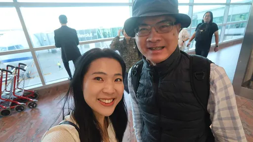 徐巧芯出國遇鄭弘儀「合影get」 網讚有風度!她一句話暗諷王義川