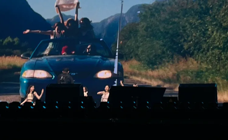 花大錢坐前排，卻只見腰以上表演畫面。投訴觀眾提供