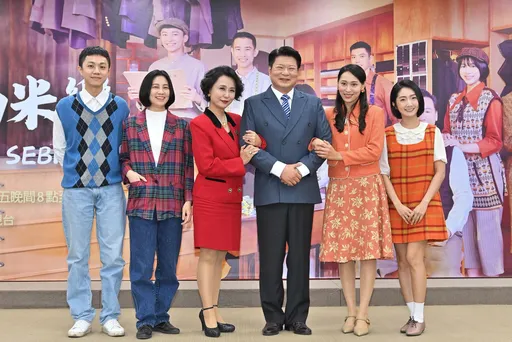 八点档男星左拥右抱 被爸妈「目击」要求带小的回家坐坐