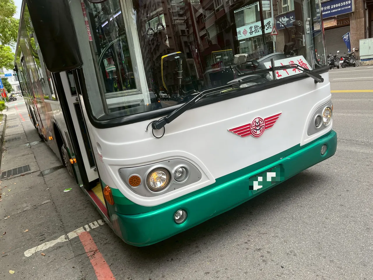 因碰撞自行车,公车前车头些微擦痕。翻摄画面