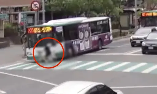 急煞救命!新莊單車少年飆速闖紅燈險遭公車撞飛 幸運逃死劫反害4乘客受傷