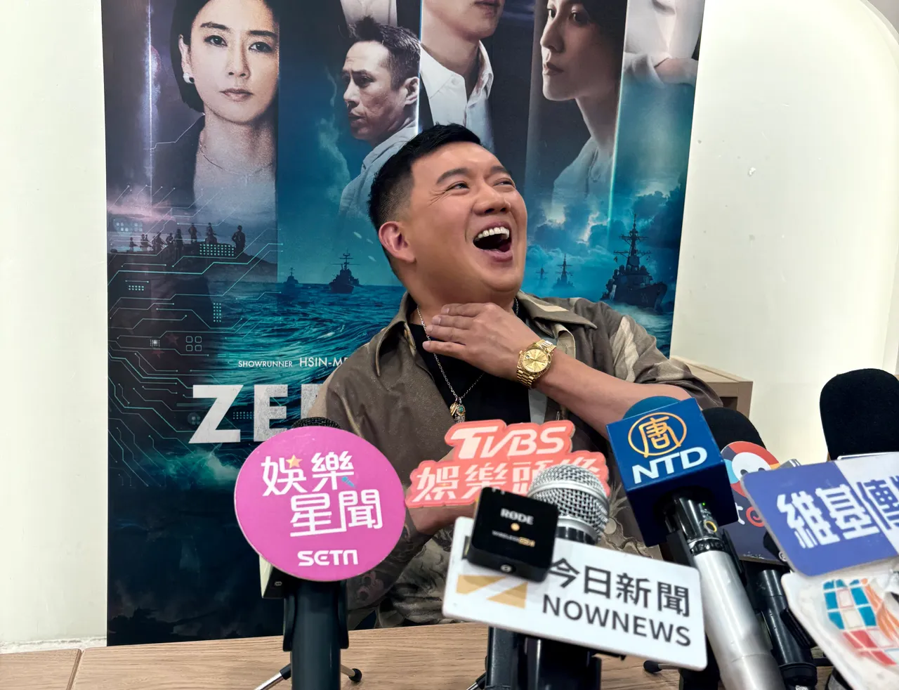 杜汶泽掐脖子,搞笑说自己卷舌卷的好累。王思颖摄影