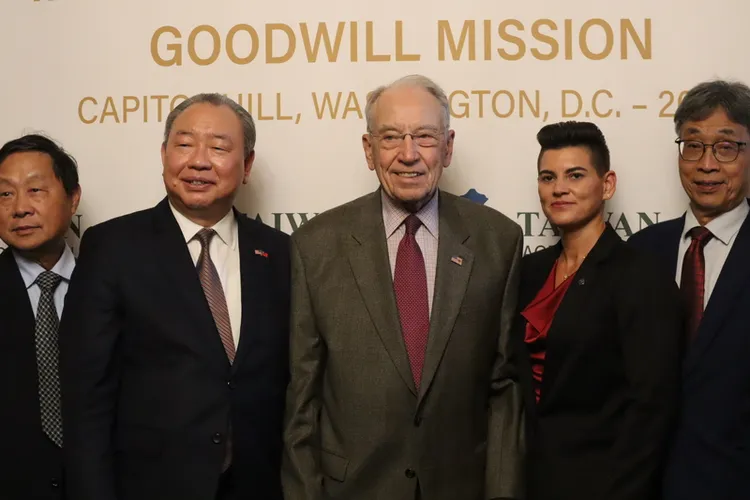 農業部長陳駿季（右）率領台灣農產品訪問團訪美，17日與駐美代表俞大㵢（左2）在國會山莊與美方業者簽署意向書，資深聯邦參議員葛拉斯里（中）出席。中央社