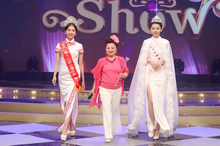 白冰冰（中）與台灣小姐一起走秀。民視提供