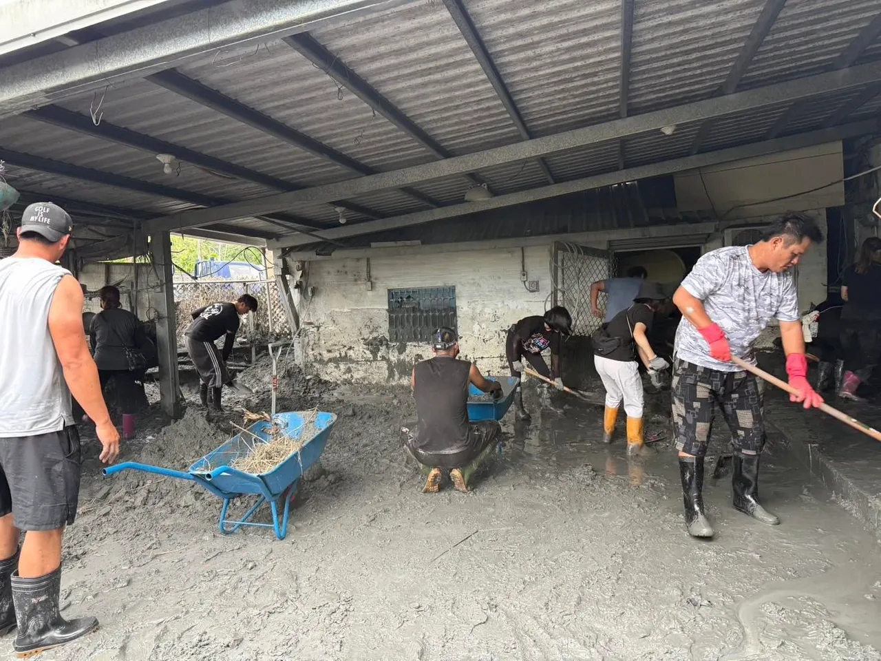 高国辉一家都努力清理家园。翻摄自罗国华脸书
