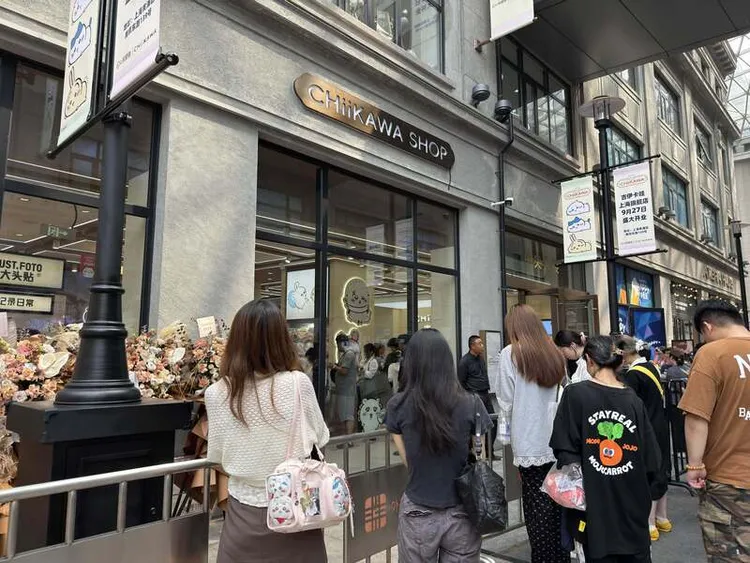 吉伊卡哇海外首間旗艦店27日在上海南京東路開幕，儘管官方事先透過抽籤預約制度控管人數，現場仍有大批排隊人潮。中央社