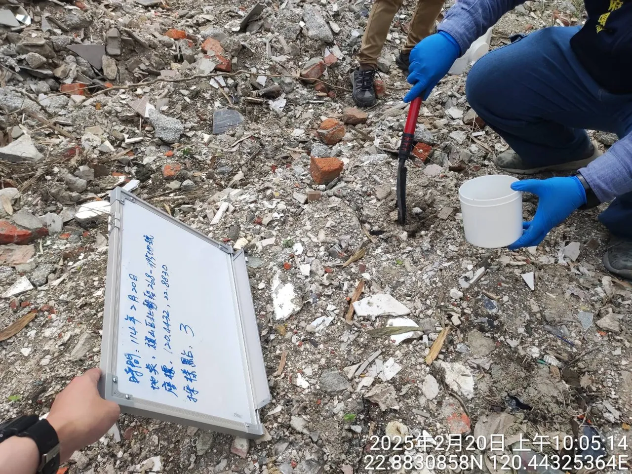 114年2月20日環保局在馬頭山現場採樣。翻攝畫面