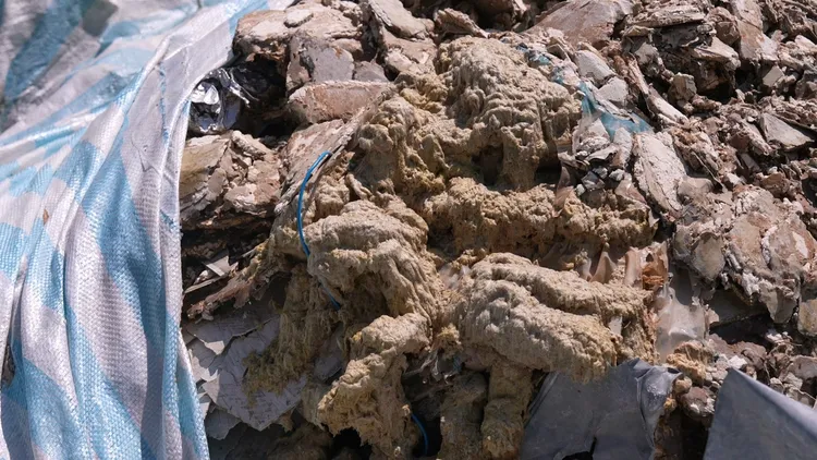 馬頭山遭非法棄置廢棄物。翻攝畫面