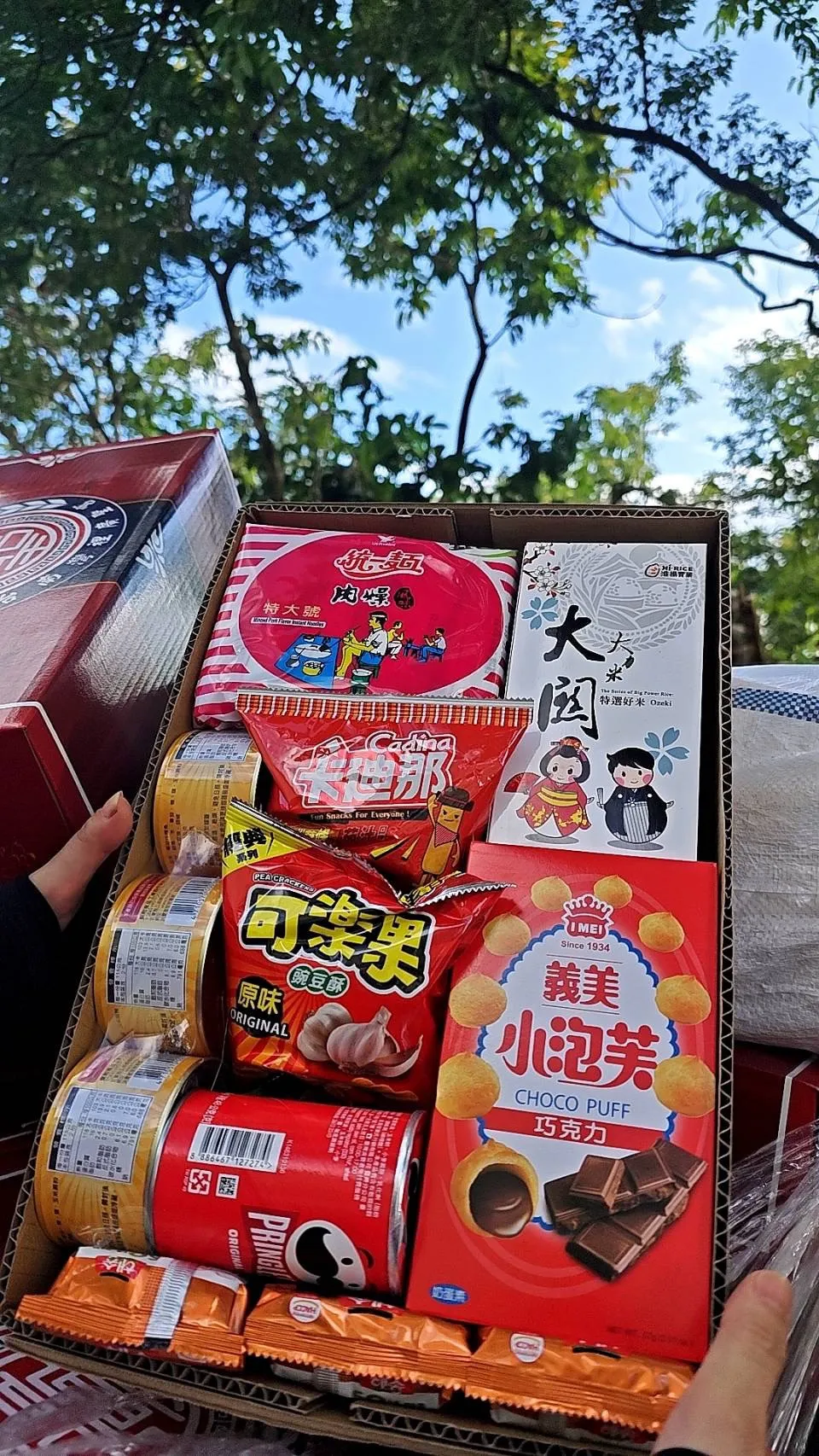装了泡面、罐头、饼干等的物资箱。爱尔丽集团提供